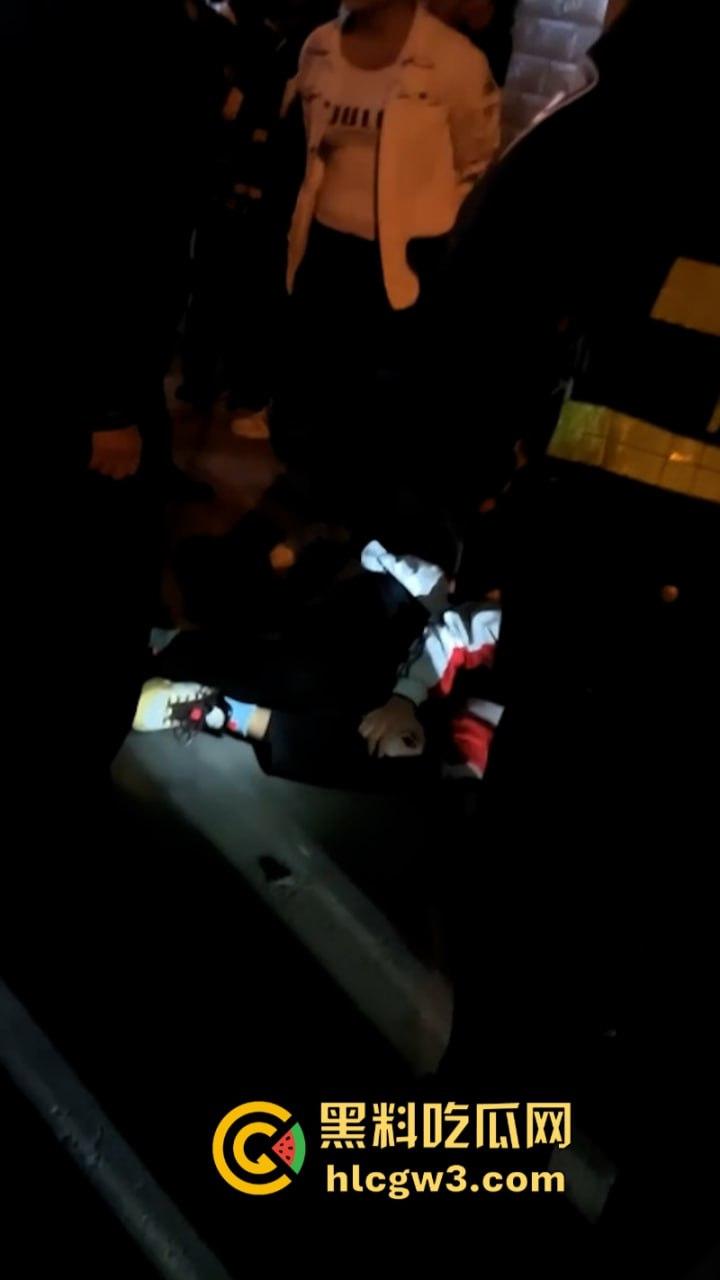 围观骚鸡无故被砍!柳州乐群路鸡婆被调戏 竟拿关刀砍死看热闹的吃瓜学生 !死的好冤!-10