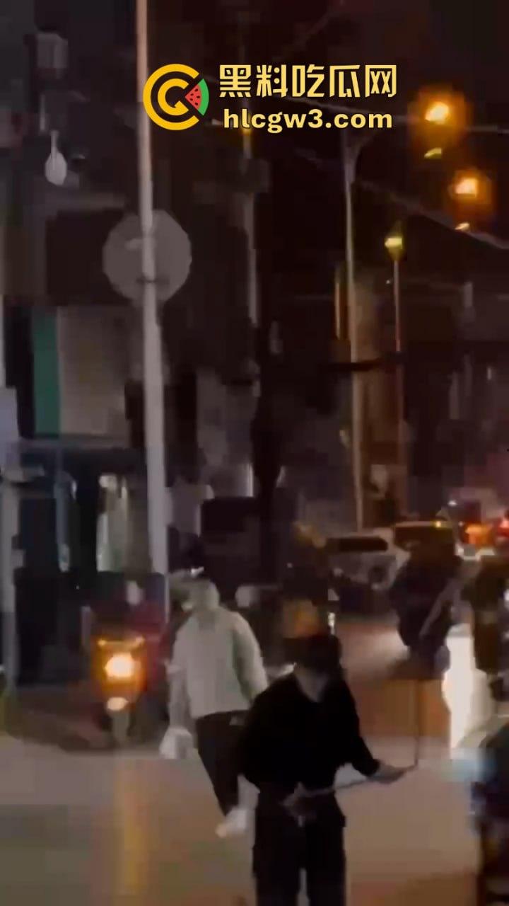 围观骚鸡无故被砍!柳州乐群路鸡婆被调戏 竟拿关刀砍死看热闹的吃瓜学生 !死的好冤!-12