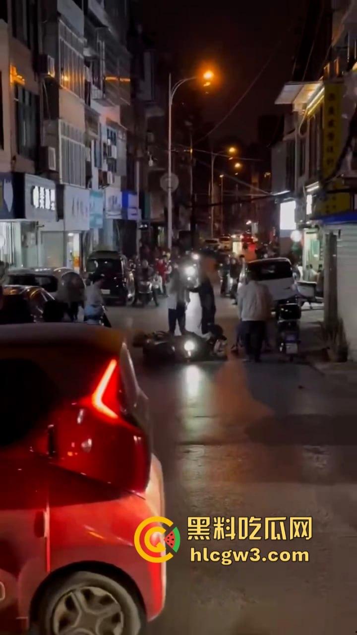 围观骚鸡无故被砍!柳州乐群路鸡婆被调戏 竟拿关刀砍死看热闹的吃瓜学生 !死的好冤!-13