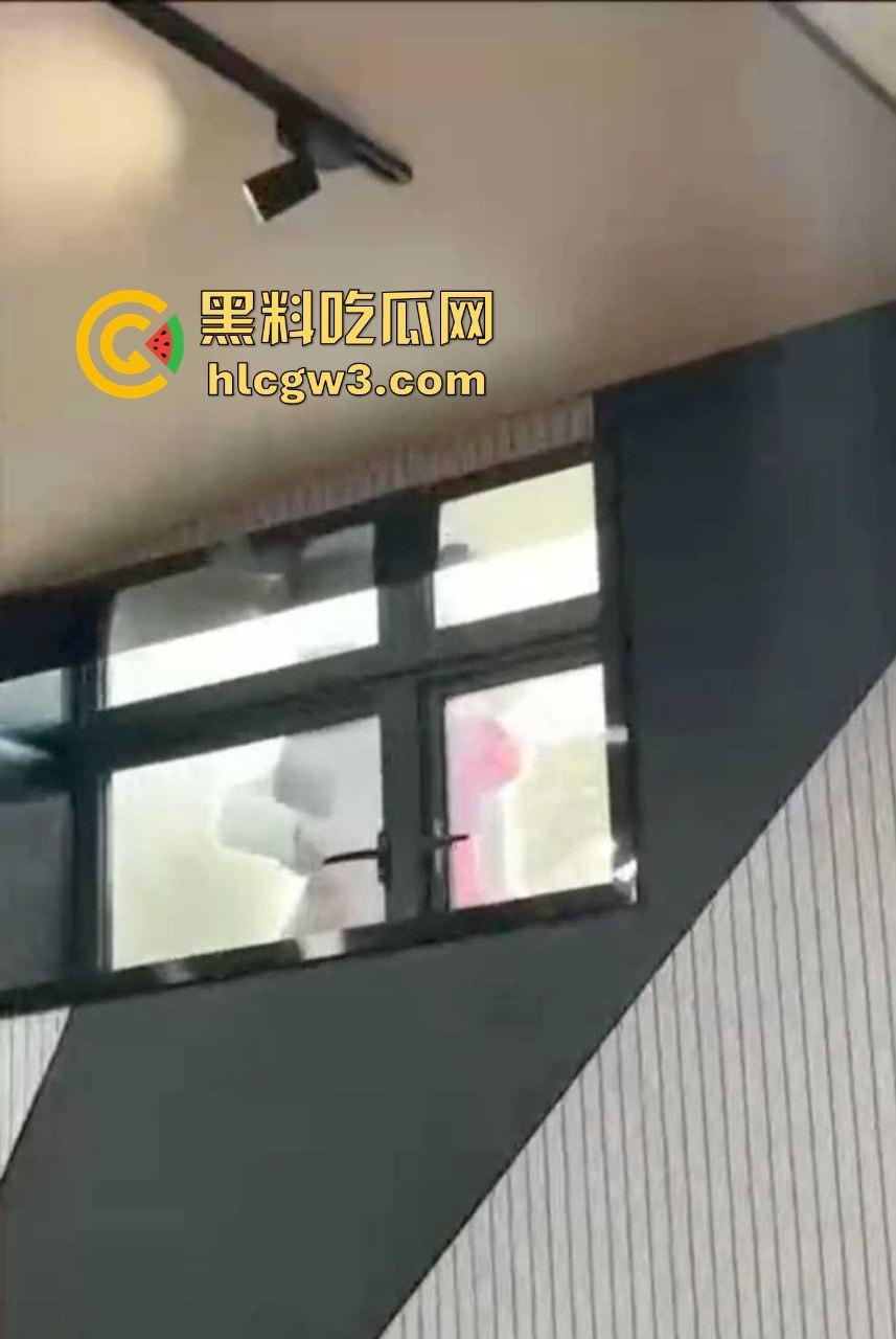 青岛海洋大学的骚情侣课堂窗外直接开搞 窗边扣逼声啪啪响 老师讲课被迫加背景音 海洋大学不愧是浪之巅!-5