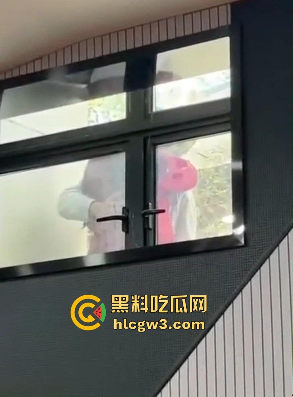 青岛海洋大学的骚情侣课堂窗外直接开搞 窗边扣逼声啪啪响 老师讲课被迫加背景音 海洋大学不愧是浪之巅!-6