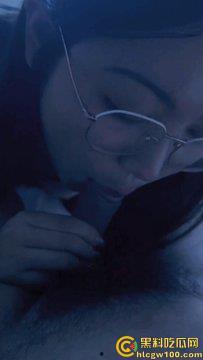 上海政法学院新闻系【李妍妍】，05反差母狗给金主跪地口交技术娴熟，被金主操的鬼哭狼嚎的-7