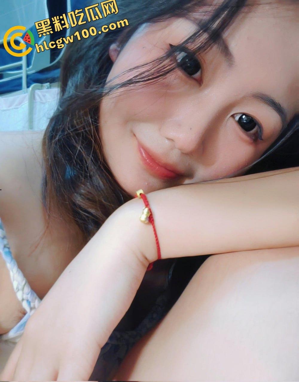 上海政法学院新闻系【李妍妍】，05反差母狗给金主跪地口交技术娴熟，被金主操的鬼哭狼嚎的-10