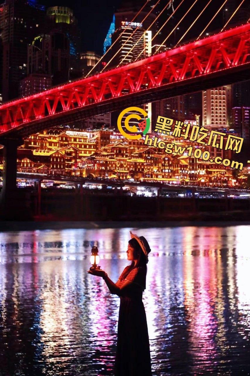 上海政法学院新闻系【李妍妍】，05反差母狗给金主跪地口交技术娴熟，被金主操的鬼哭狼嚎的-18