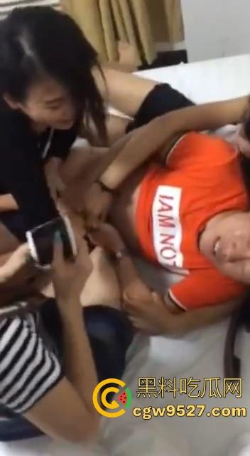 出门在外,注意安全!一大群骚逼硬脱大哥裤子,想看的粗大屌,不是哥们这都不遵循妇女意愿吗?-6