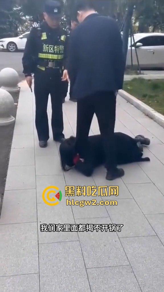 江苏女子匍匐跪地讨18万工钱!抱住腿痛哭求怜悯,欠薪公司无动于衷近20天仍赖账!-3