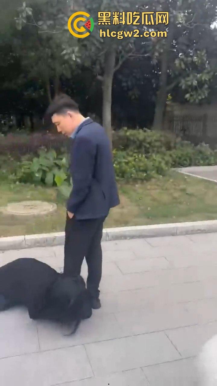 江苏女子匍匐跪地讨18万工钱!抱住腿痛哭求怜悯,欠薪公司无动于衷近20天仍赖账!-5