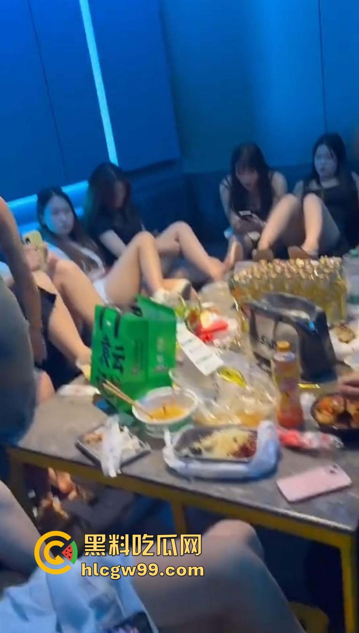 什么地方让你忘掉烦恼?酒不醉人自醉,聊天还能顺便射在大腿上,掏胸给你看还不报警,真是致富的终极动力!-17