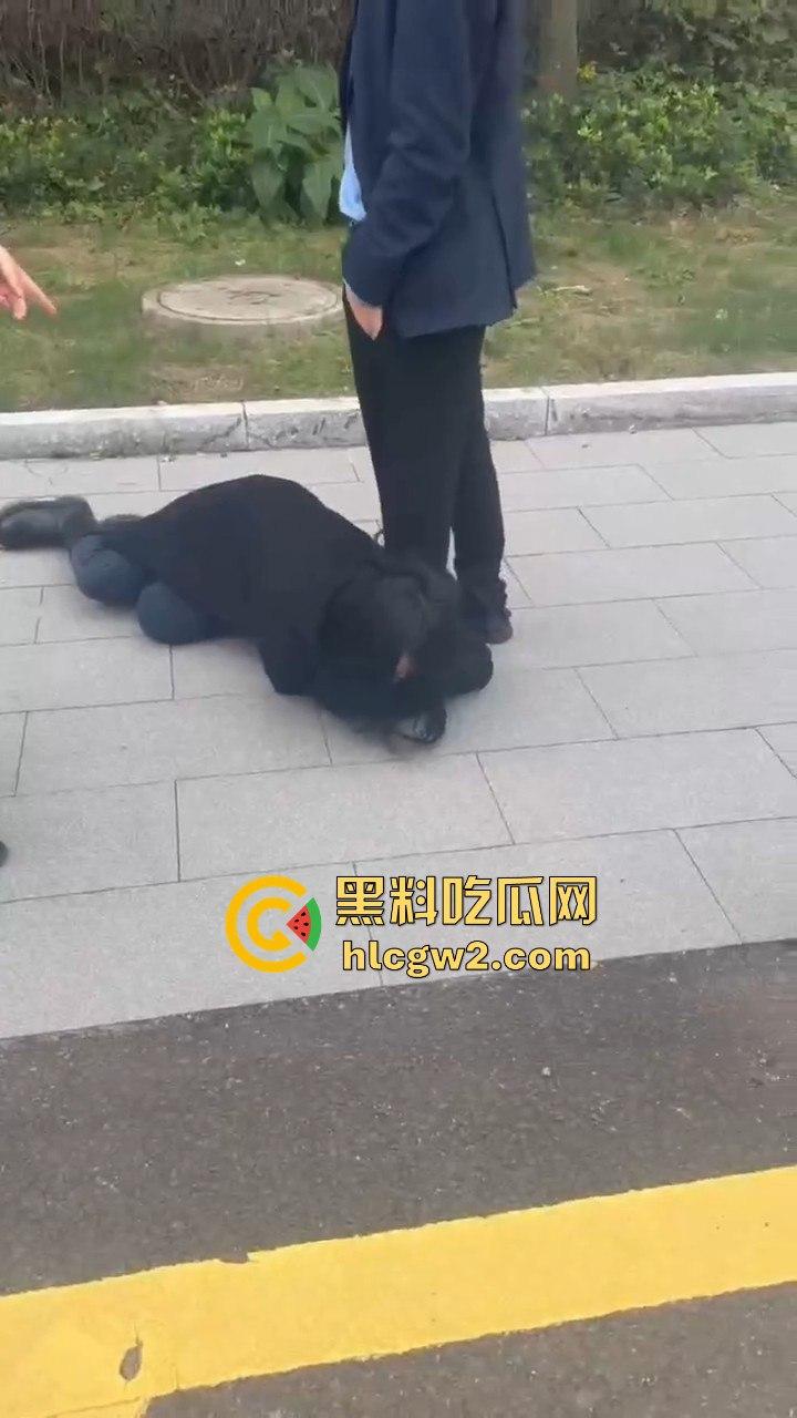 江苏女子匍匐跪地讨18万工钱!抱住腿痛哭求怜悯,欠薪公司无动于衷近20天仍赖账!-7