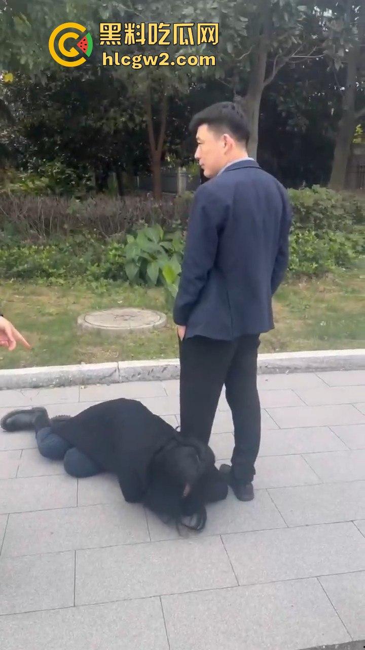 江苏女子匍匐跪地讨18万工钱!抱住腿痛哭求怜悯,欠薪公司无动于衷近20天仍赖账!-8