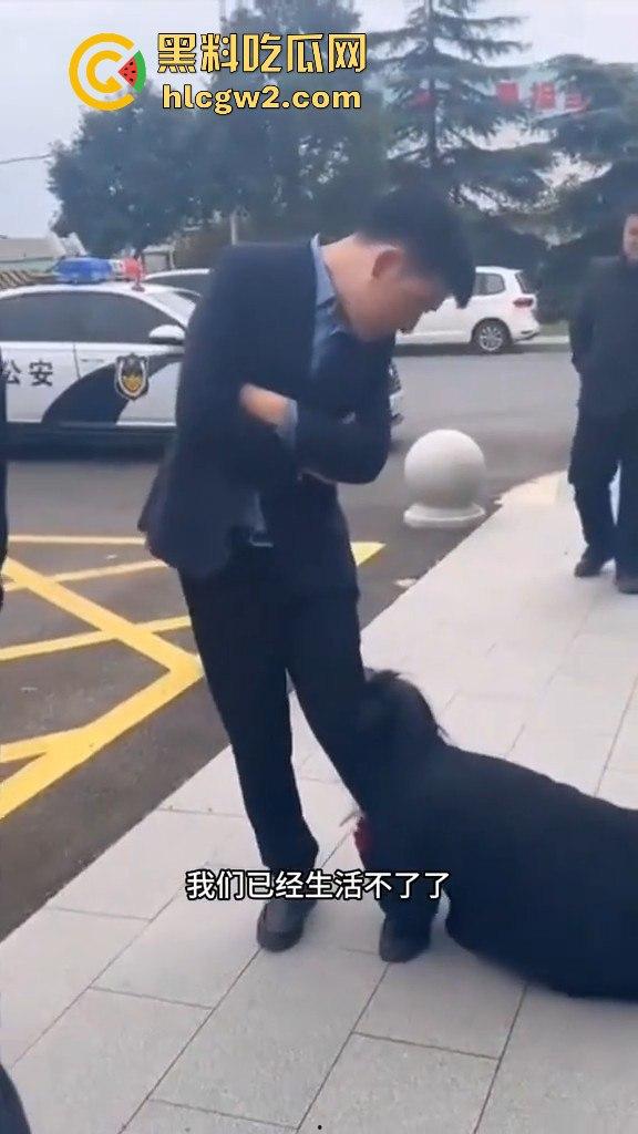 江苏女子匍匐跪地讨18万工钱!抱住腿痛哭求怜悯,欠薪公司无动于衷近20天仍赖账!-9