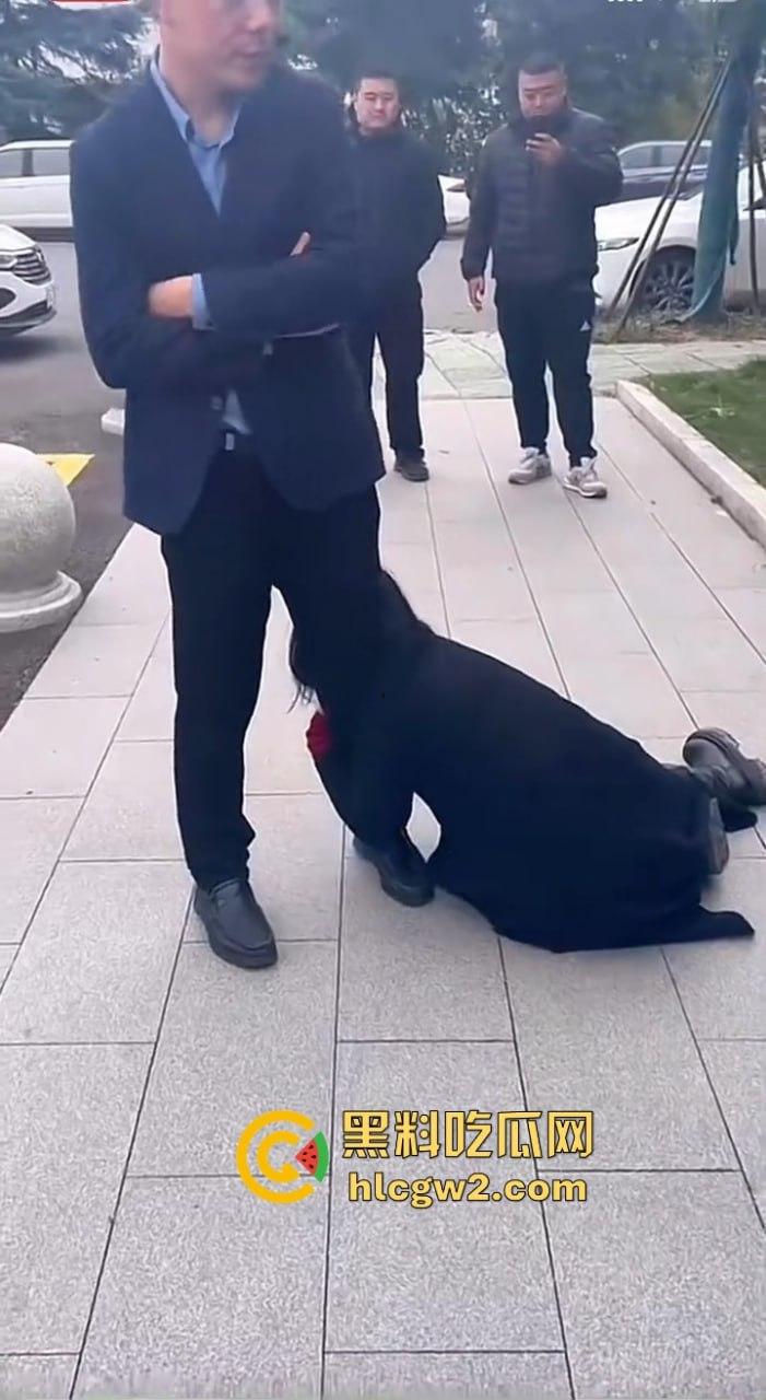 江苏女子匍匐跪地讨18万工钱!抱住腿痛哭求怜悯,欠薪公司无动于衷近20天仍赖账!-13