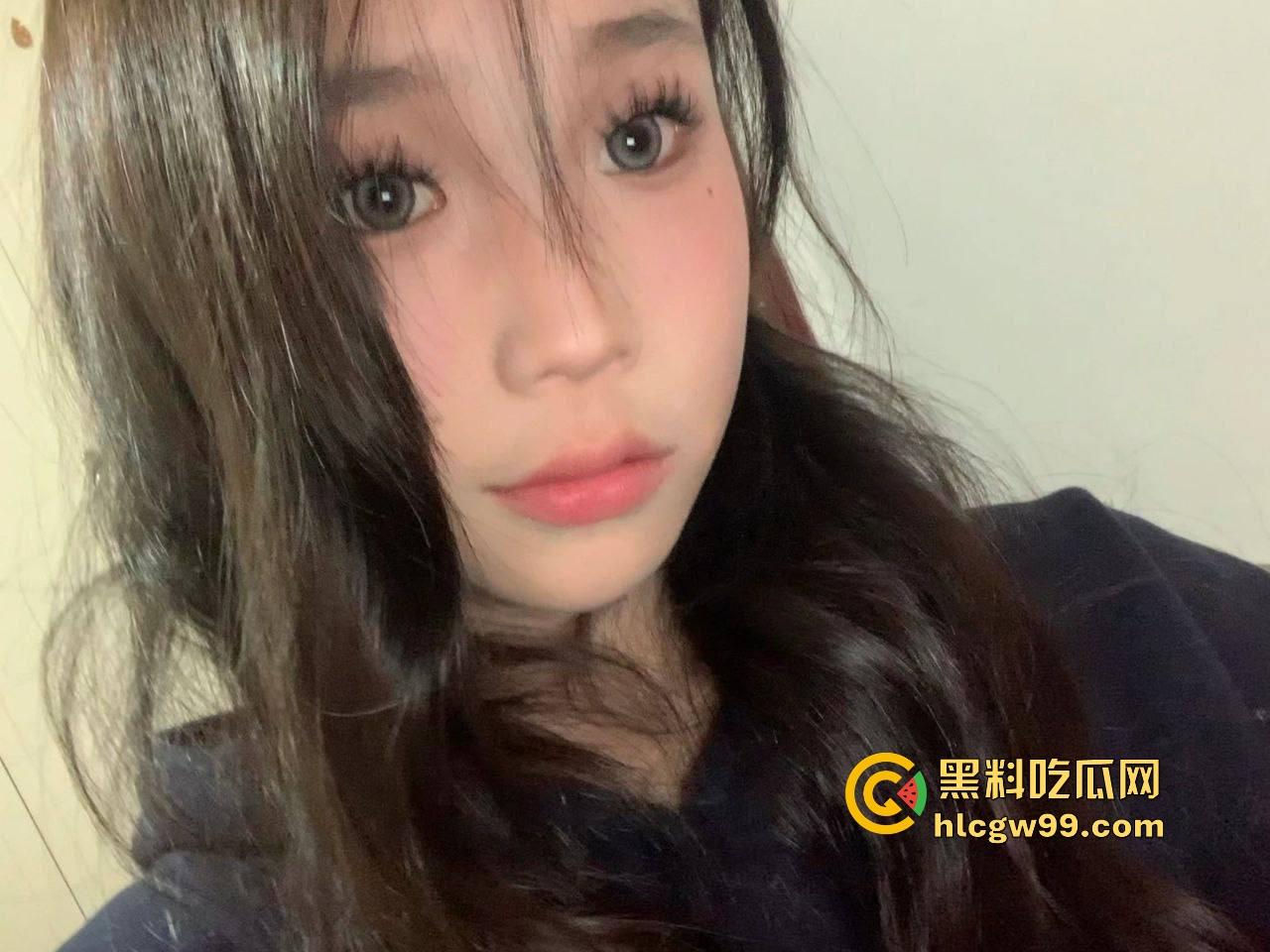 重庆巨乳小母狗『王晓希』独家视频曝光,跪地揉奶跳骚舞,脸穴同框疯狂自慰求主人大鸡巴!-1