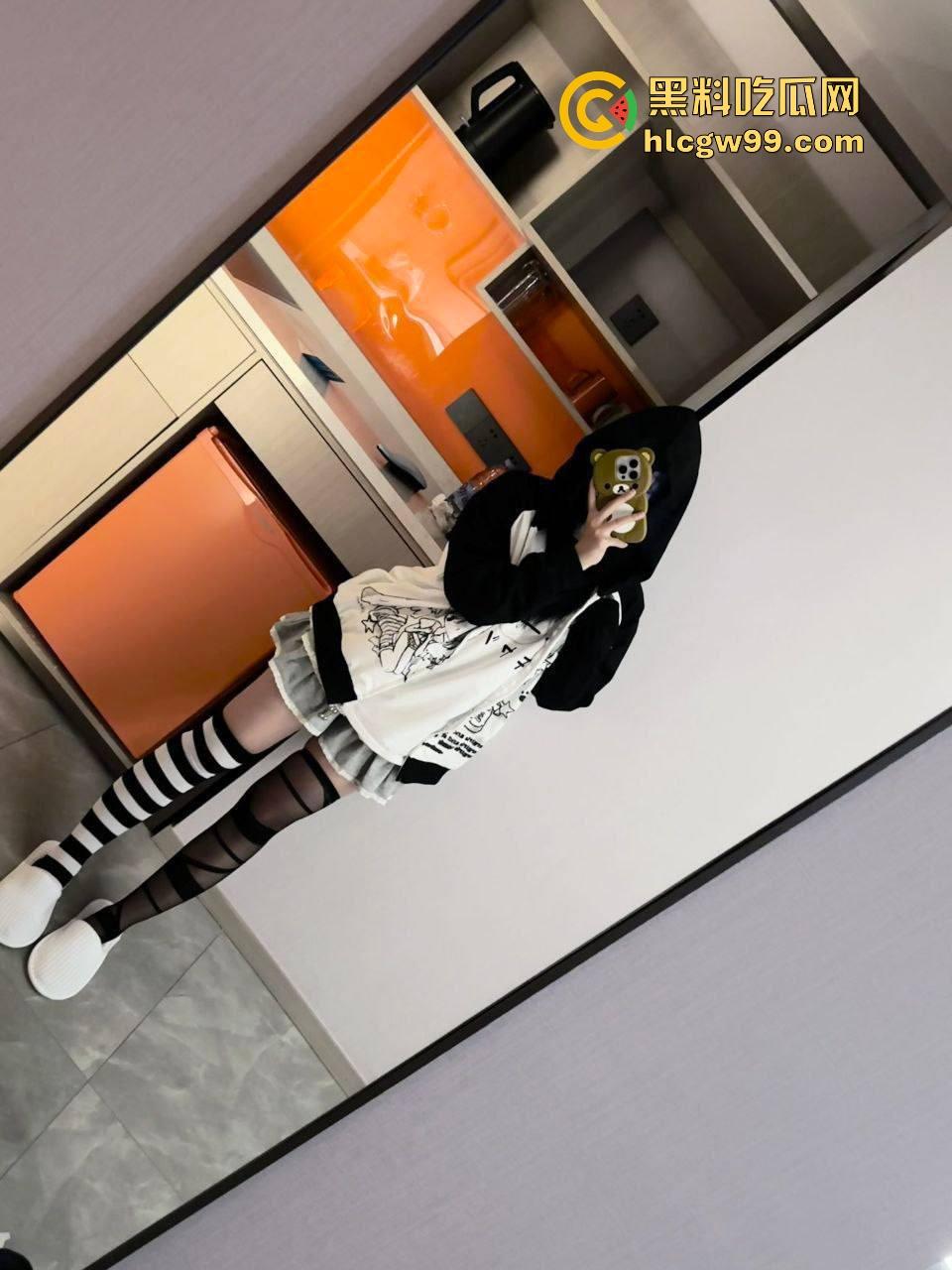 重庆巨乳小母狗『王晓希』独家视频曝光,跪地揉奶跳骚舞,脸穴同框疯狂自慰求主人大鸡巴!-9