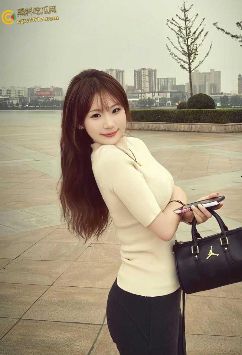 上海高颜值外围【郑亚馨】5万包夜卖身金主,高端会所群P淫片曝光,露脸群交被三男颜射!-4