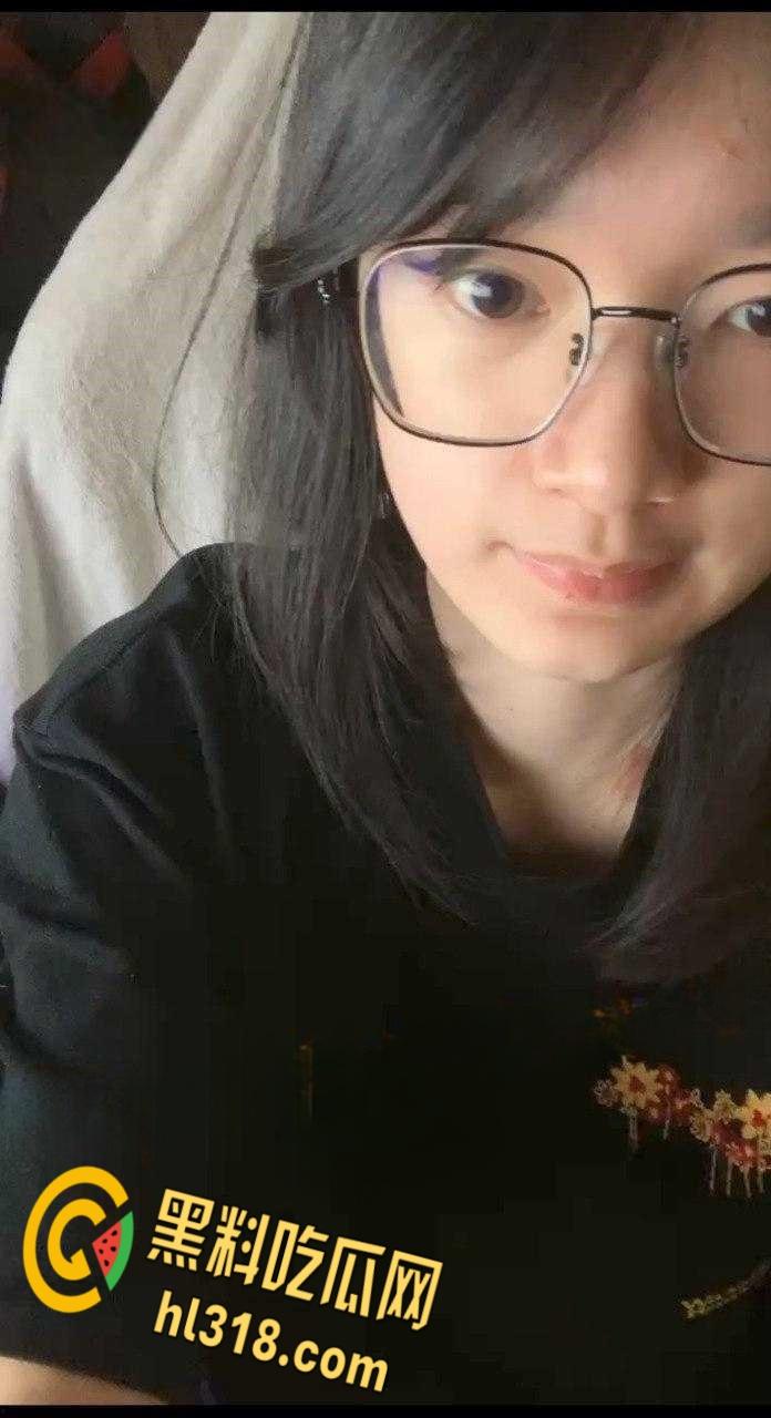 超嫩眼镜学生妹,樱桃小嘴里含着酸奶,渴望着男友的精液,开档黑丝翘着屁股,尽显粉嫩白虎小穴 !-1