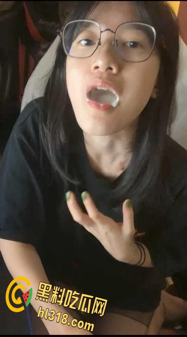 超嫩眼镜学生妹,樱桃小嘴里含着酸奶,渴望着男友的精液,开档黑丝翘着屁股,尽显粉嫩白虎小穴 !-2