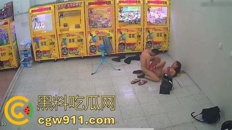 白天叫你哥晚上操你老婆！台湾抓娃娃机店，大屌服务员偷情老板娘，被店里监控拍下全过程！-5