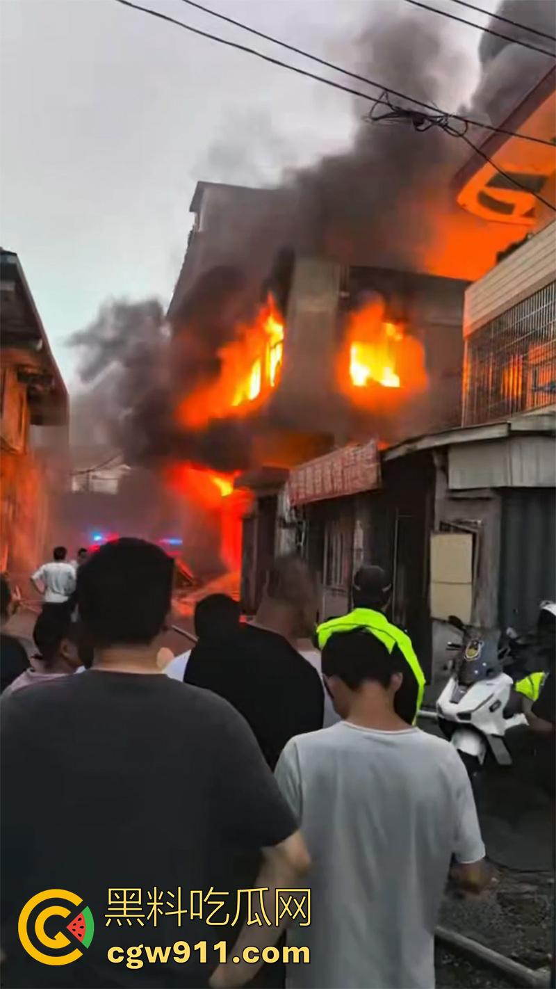 福建福州仓山,天福村突发重大火灾,因电瓶车着火,导致附近房屋全部被点燃,现场火光冲天!-1