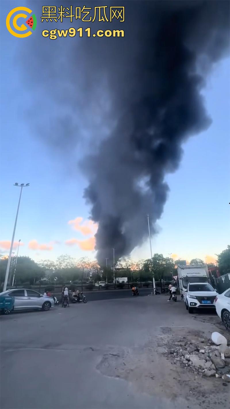 福建福州仓山,天福村突发重大火灾,因电瓶车着火,导致附近房屋全部被点燃,现场火光冲天!-2