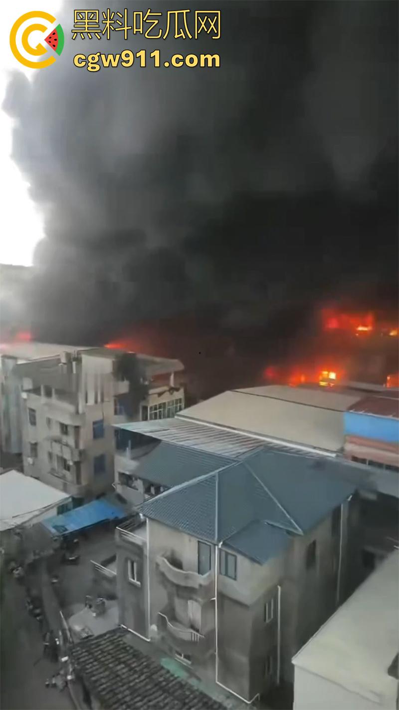 福建福州仓山,天福村突发重大火灾,因电瓶车着火,导致附近房屋全部被点燃,现场火光冲天!-3