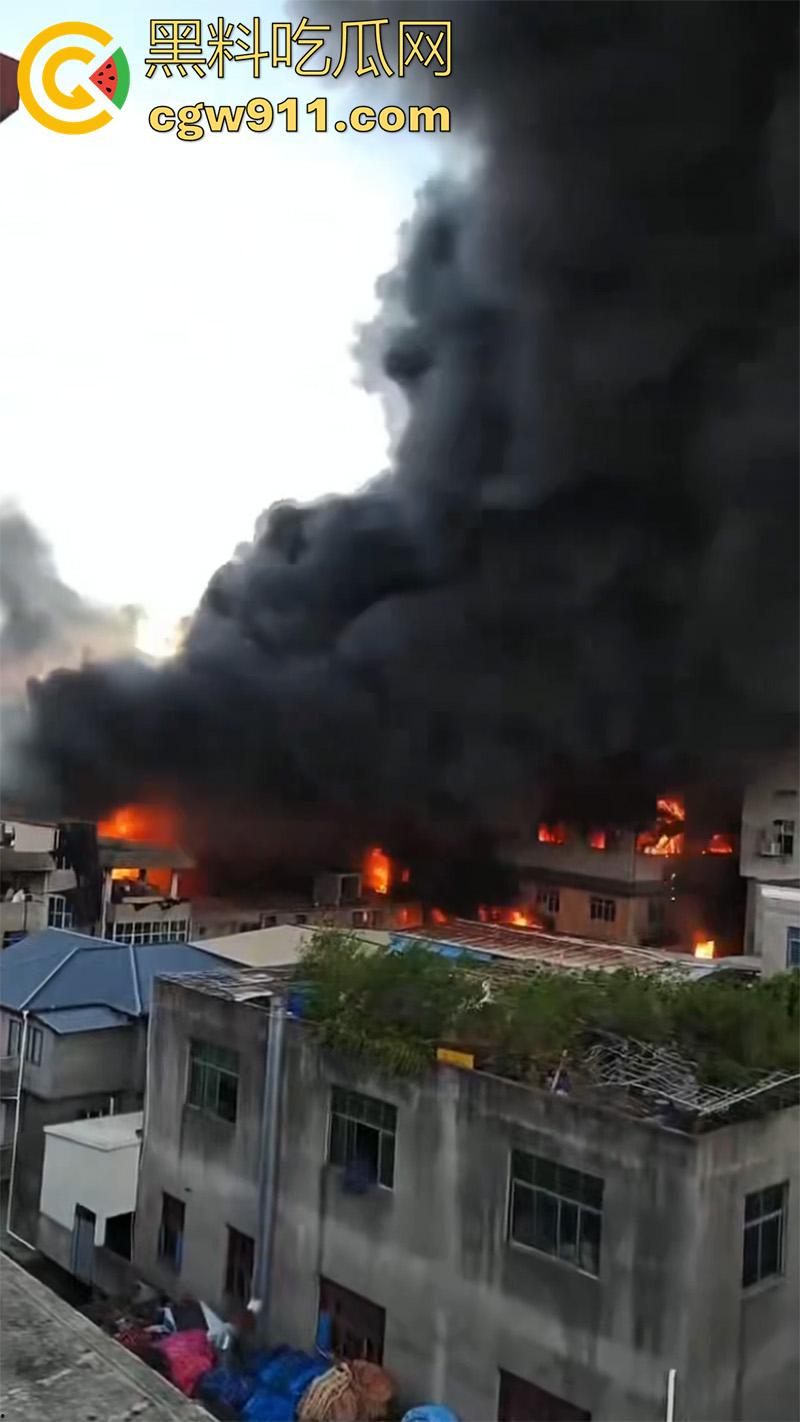 福建福州仓山,天福村突发重大火灾,因电瓶车着火,导致附近房屋全部被点燃,现场火光冲天!-4