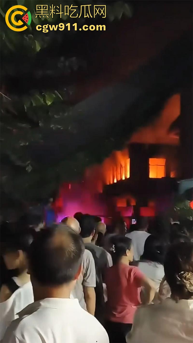 福建福州仓山,天福村突发重大火灾,因电瓶车着火,导致附近房屋全部被点燃,现场火光冲天!-5