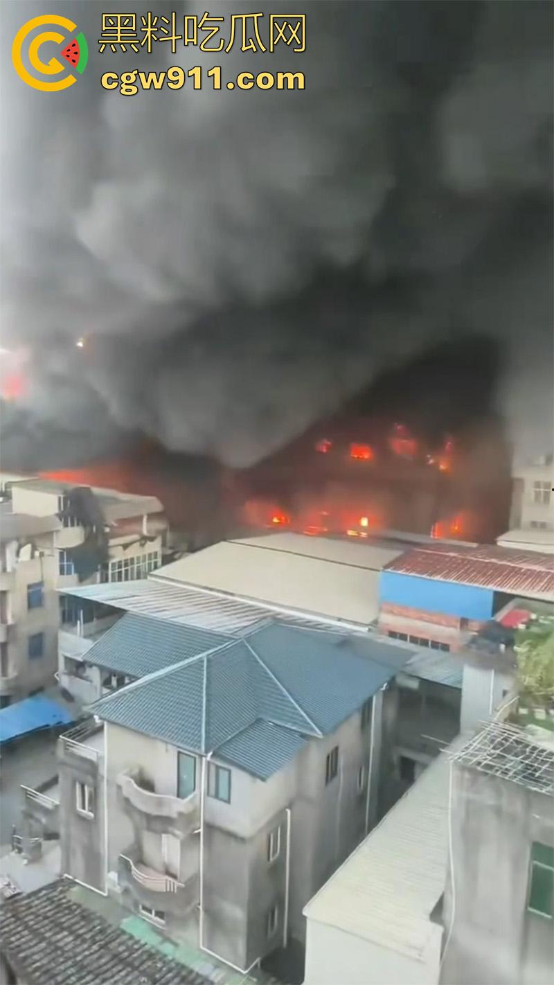 福建福州仓山,天福村突发重大火灾,因电瓶车着火,导致附近房屋全部被点燃,现场火光冲天!-7