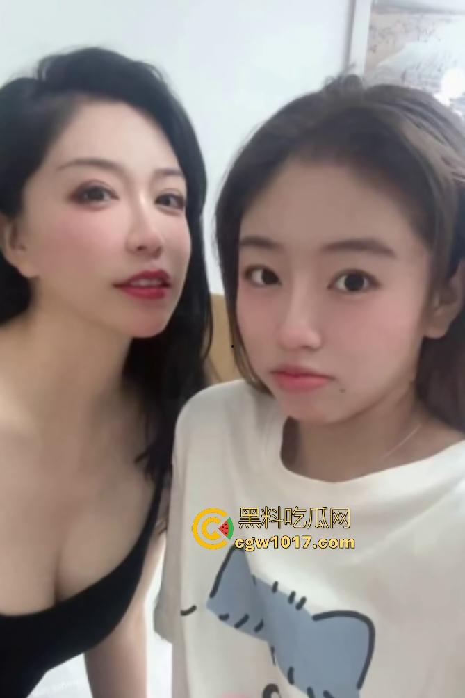 【静安母女】双飞金主,两人一起服侍吸奶,女儿饿了还叼妈妈奶头,女儿坐脸妈妈骑屌,这是享受还是受罪?-1