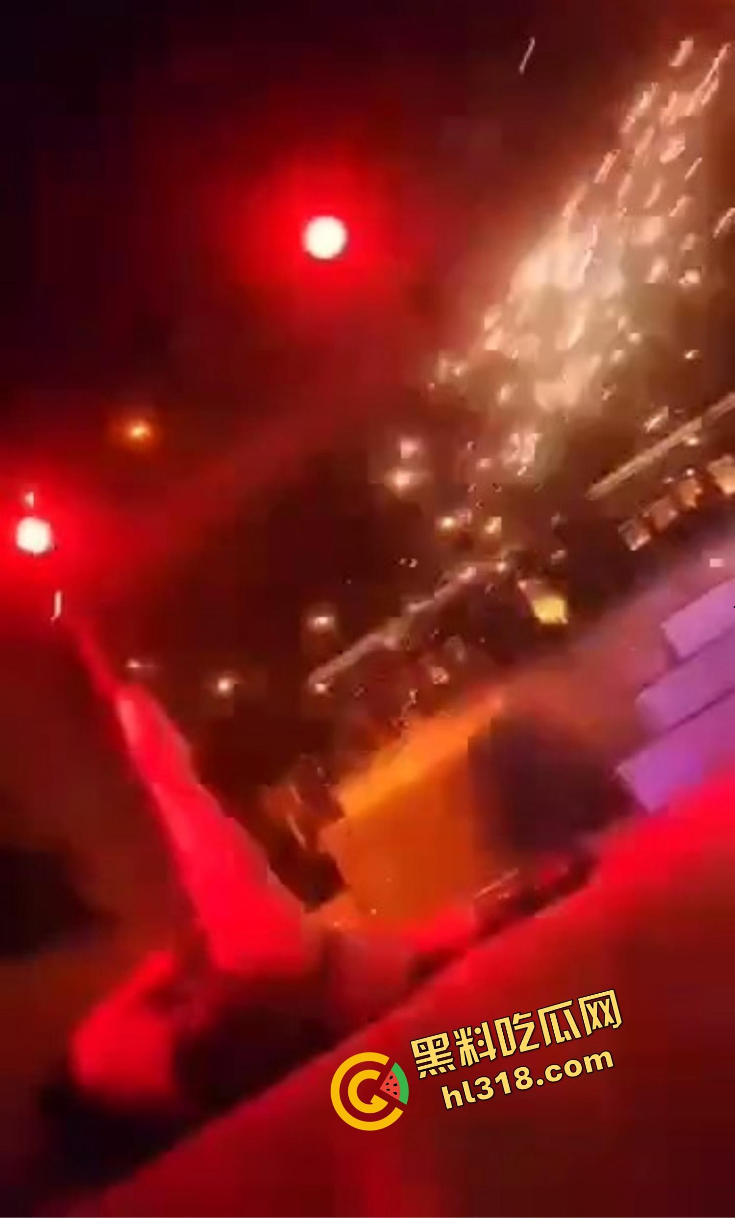 这是什么b？别人喷水她喷火星子，别说潮吹了直接给观众衣服烫个洞，真把自己当打火机了？-3