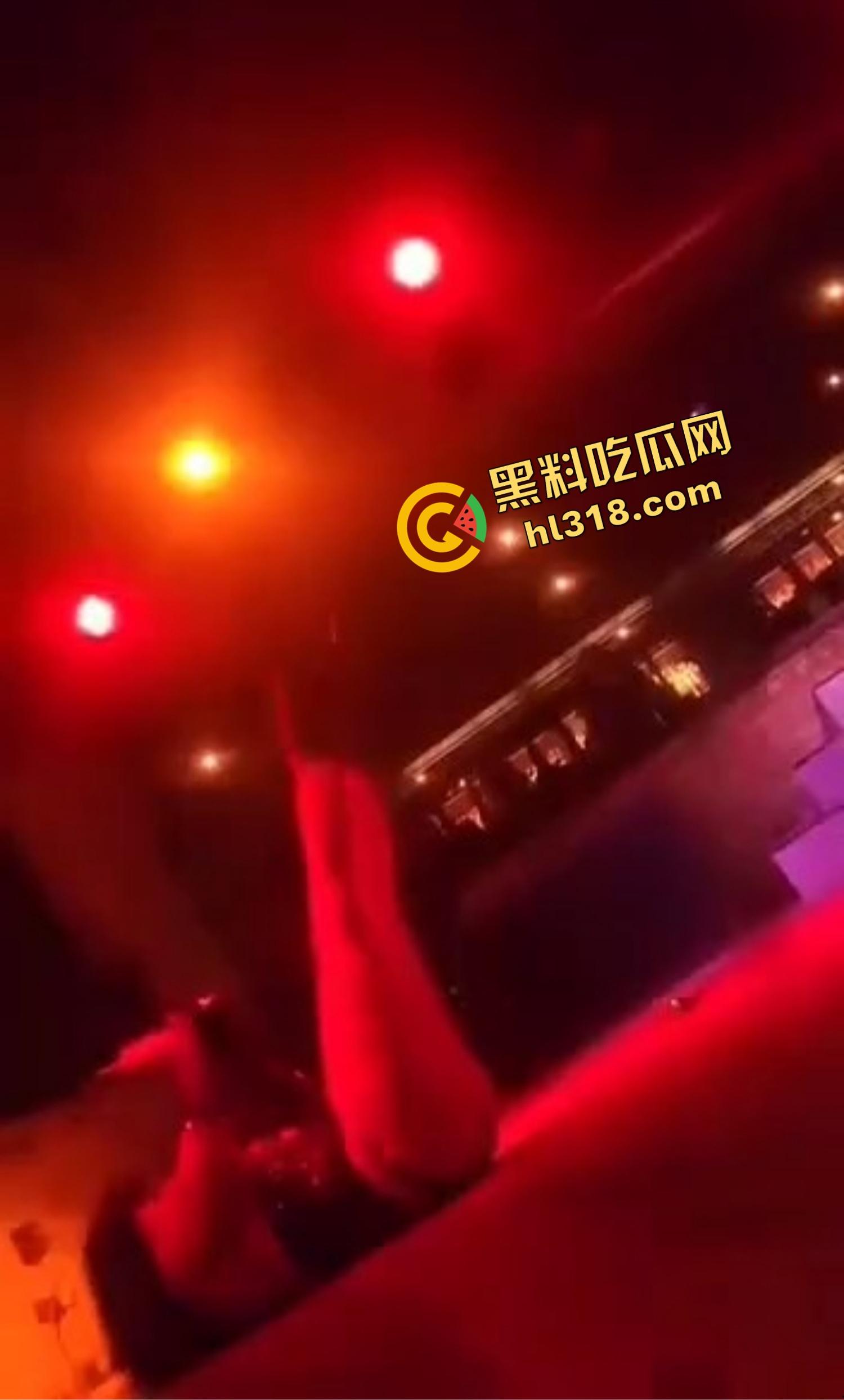 这是什么b？别人喷水她喷火星子，别说潮吹了直接给观众衣服烫个洞，真把自己当打火机了？-7