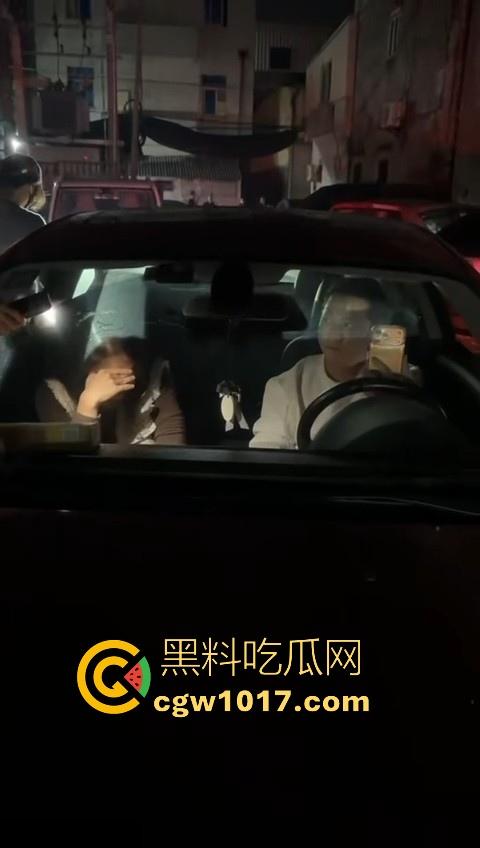 广东省潮州饶平捉奸现场!深夜操完送别人的老婆回家被逮,绿帽老公在车外拿手电一直拍,骚逼还好意思捂脸!-2