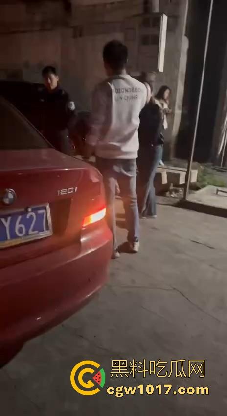 广东省潮州饶平捉奸现场!深夜操完送别人的老婆回家被逮,绿帽老公在车外拿手电一直拍,骚逼还好意思捂脸!-8