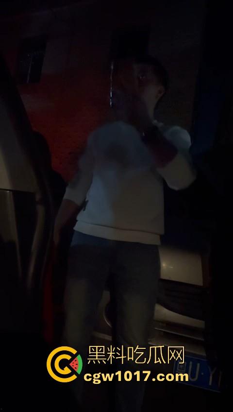 广东省潮州饶平捉奸现场!深夜操完送别人的老婆回家被逮,绿帽老公在车外拿手电一直拍,骚逼还好意思捂脸!-12