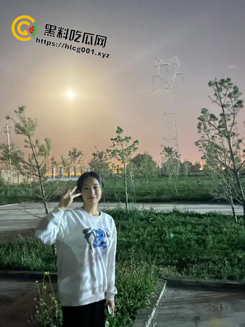 淫荡少妇趁着老公不在家和邻居偷情 穿上老公梦想的开档黑丝和隔壁老王猛干 视频遭流出-3