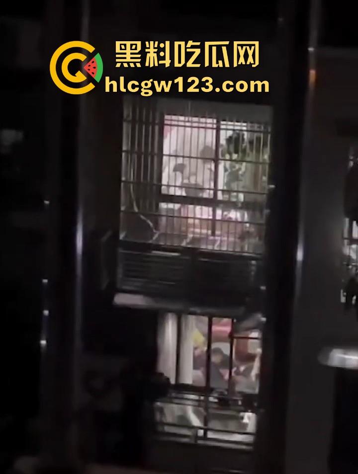 邻居夫妻客厅性爱 忘拉窗帘被偷拍 各种姿势变换激烈 从客厅干房间 画面火辣至极!-3