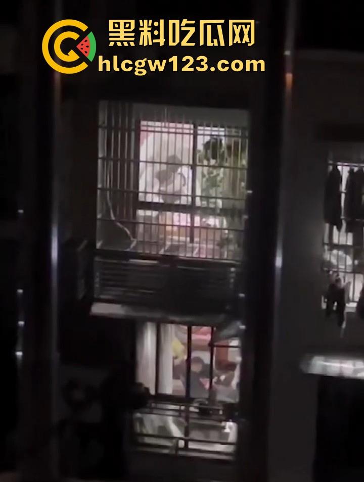 邻居夫妻客厅性爱 忘拉窗帘被偷拍 各种姿势变换激烈 从客厅干房间 画面火辣至极!-4