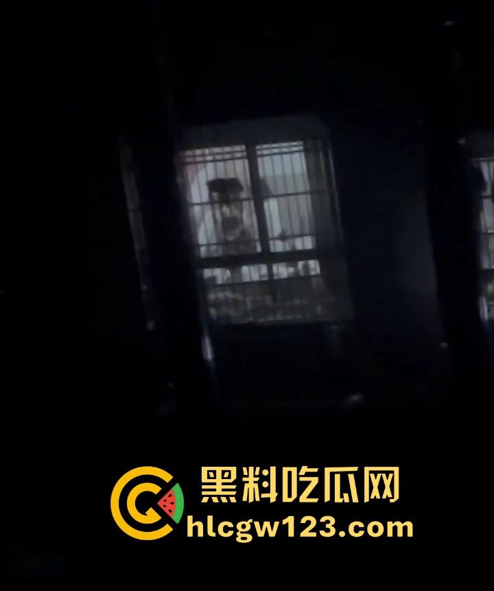 邻居夫妻客厅性爱 忘拉窗帘被偷拍 各种姿势变换激烈 从客厅干房间 画面火辣至极!-5