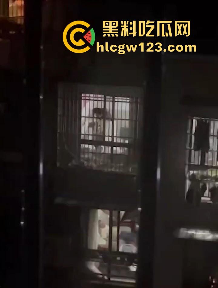 邻居夫妻客厅性爱 忘拉窗帘被偷拍 各种姿势变换激烈 从客厅干房间 画面火辣至极!-6