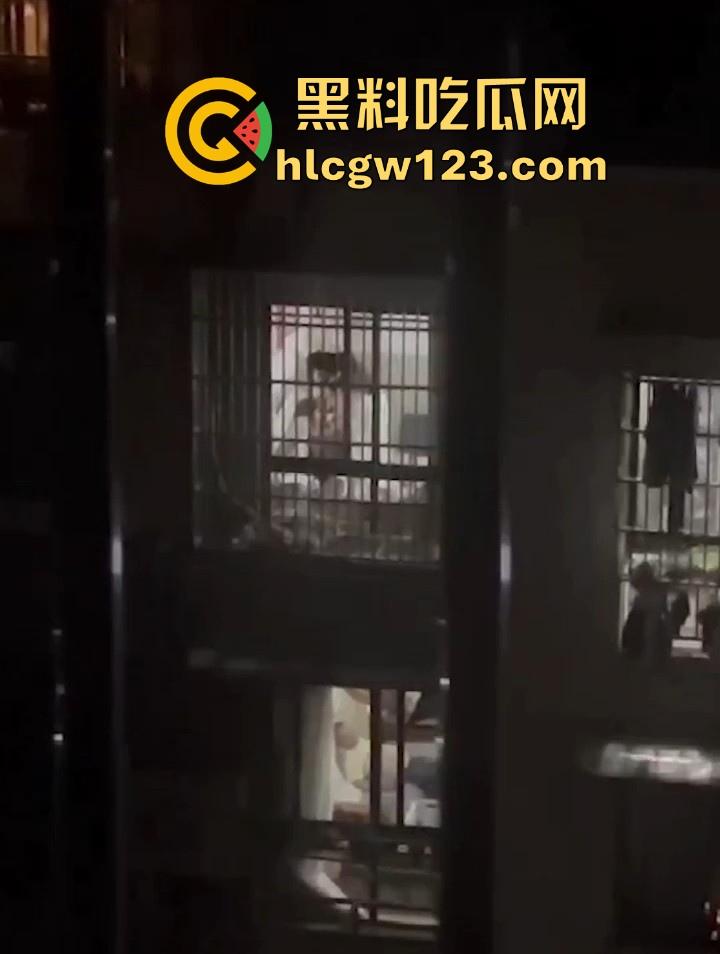 邻居夫妻客厅性爱 忘拉窗帘被偷拍 各种姿势变换激烈 从客厅干房间 画面火辣至极!-7