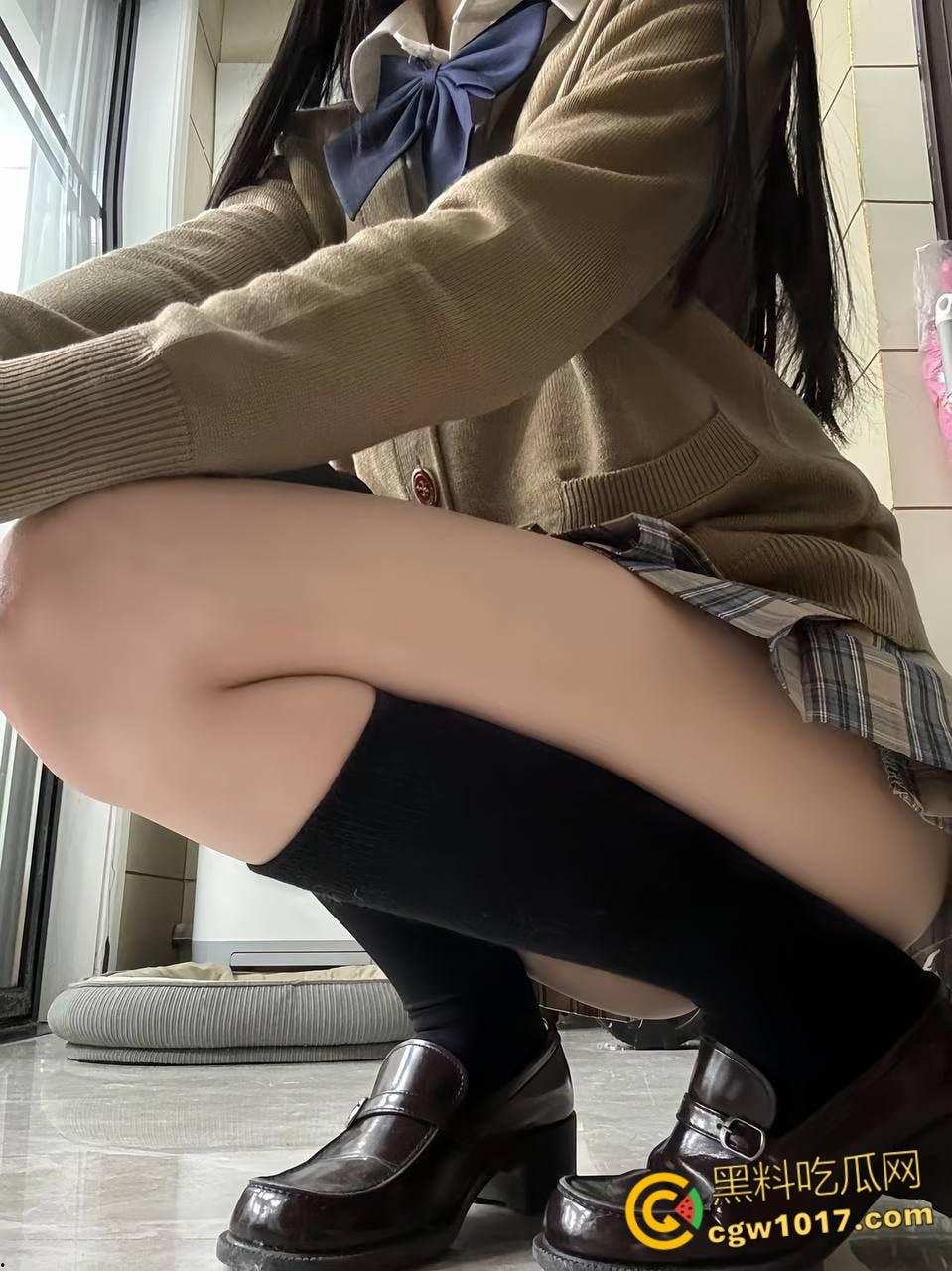 四川师范学院【李佳颖】,热爱jk的白虎一线天嫩逼,穿着JK让金主爸爸蒙眼玩弄,无套中出娇喘不断 !-3