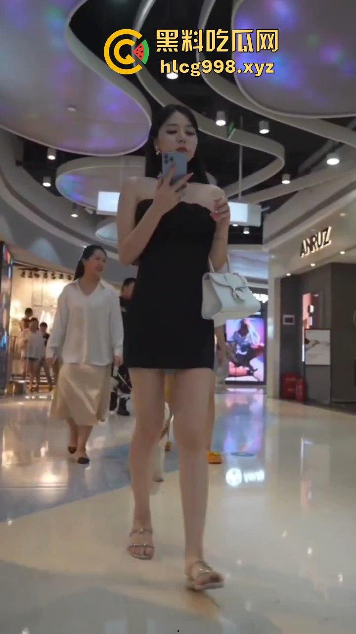 瓜友投稿抄底短裙小姐姐，白内内曝光！高颜值极品小姐姐，兄弟你胆儿真肥！-8