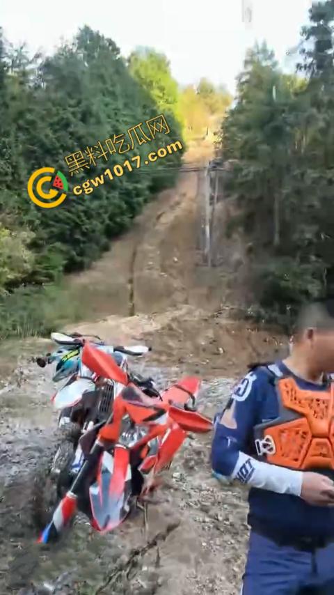 四明山中骑行,摩友巧遇恐怖干尸,惊恐报警,警调挖机移尸,骇人现场,让人看的心跳加速!-1