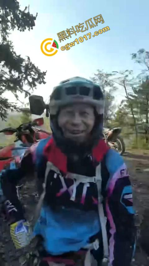 四明山中骑行,摩友巧遇恐怖干尸,惊恐报警,警调挖机移尸,骇人现场,让人看的心跳加速!-3