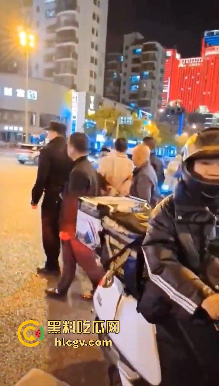 长沙星沙盼盼小学惊现人贩子!两人当街拐孩子,围观群众怒抓跑了一个!-4