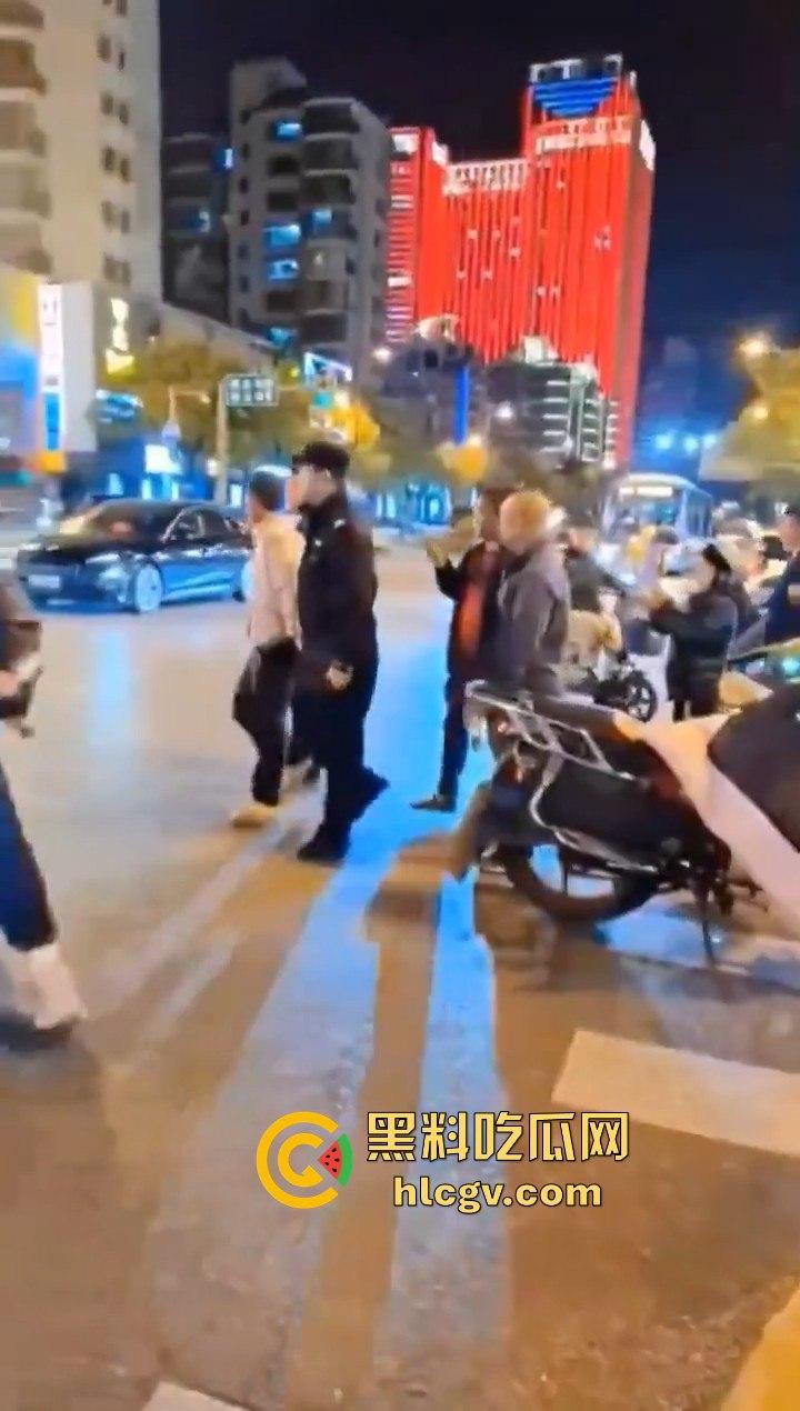 长沙星沙盼盼小学惊现人贩子!两人当街拐孩子,围观群众怒抓跑了一个!-7