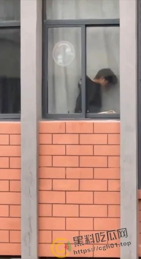 大学生版掩耳盗铃!教室内拉上窗帘打炮 外面的人看的一清二楚 整栋楼为其冲刺加油-2