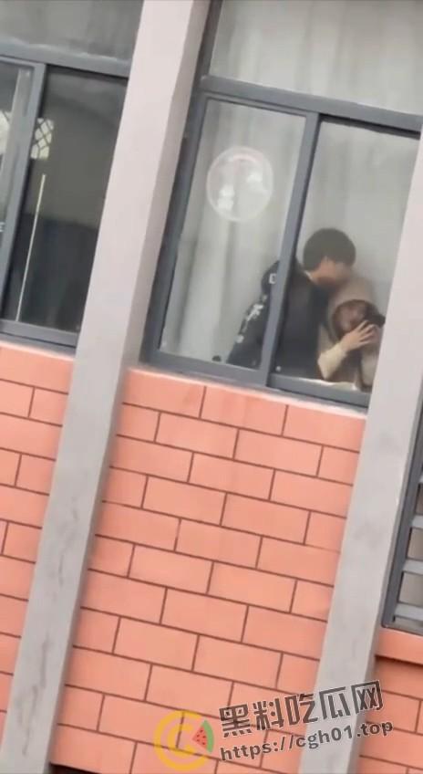 大学生版掩耳盗铃!教室内拉上窗帘打炮 外面的人看的一清二楚 整栋楼为其冲刺加油-3