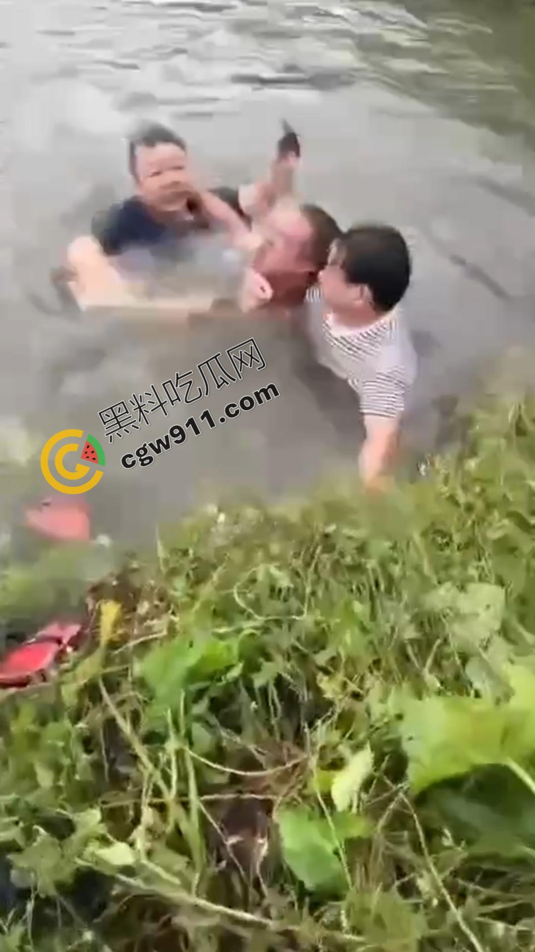 乡村邻里混战！邻居们为一句口拳交相向，现场混乱不堪，拳拳到肉，池塘中的激烈对决不容错过！-7