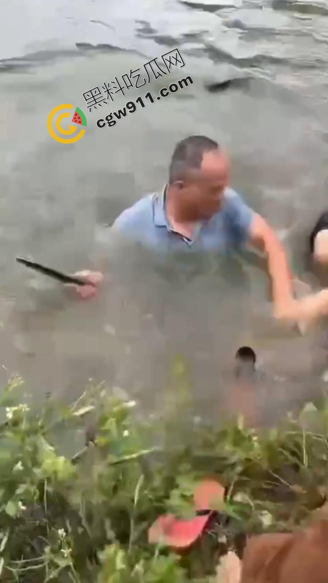 乡村邻里混战！邻居们为一句口拳交相向，现场混乱不堪，拳拳到肉，池塘中的激烈对决不容错过！-8